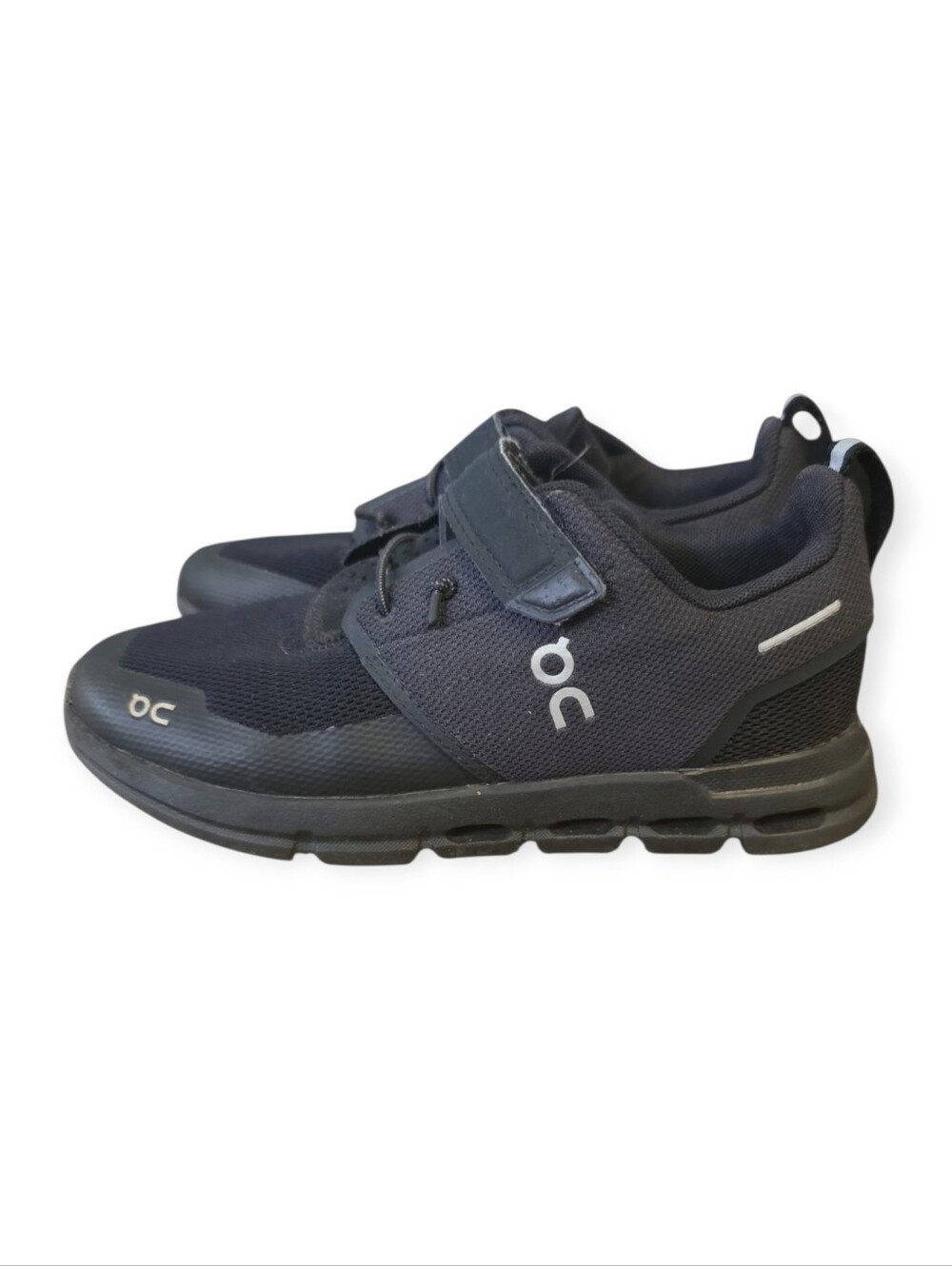 Young boys On Running Cloud Play kids sneakers in all black, size K2